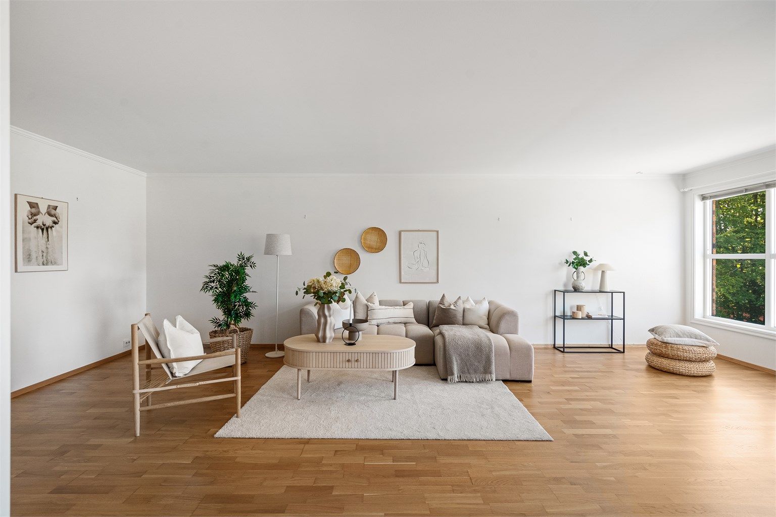 God plass til sofa med tilhørende møblement.