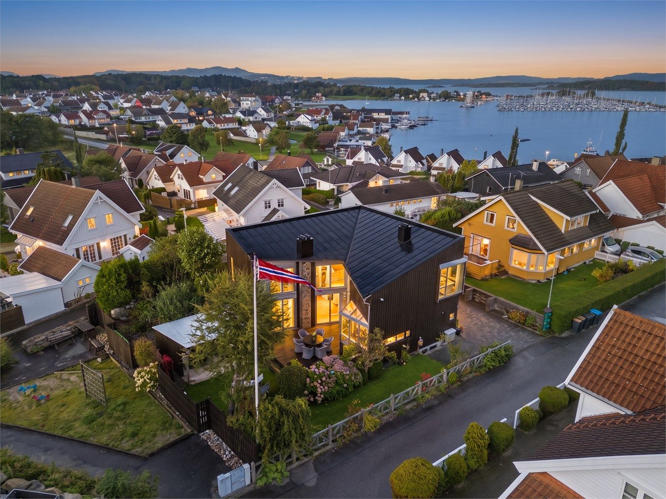 Velkommen til Børeringen 6! Flott enebolig med hybeldel i u.etg. Unik arkitektur, solrik tomt og utearel. 5 sov, 2 bad, flere oppholdsrom. Garasje.

Foto: Arve Gravdal