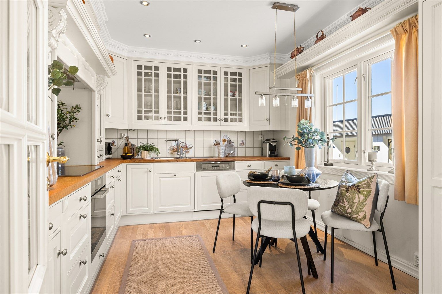 Ny plassbygget kjøkkeninnredning i 2007 fra Risør Snekkerverksted