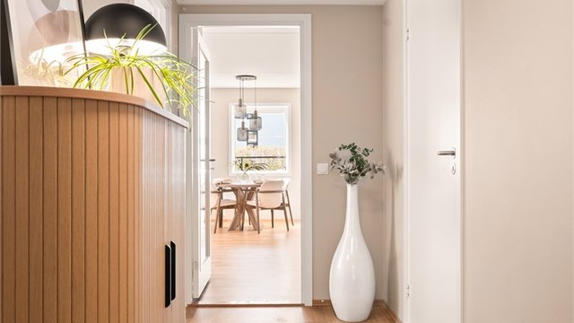 Entreen leder deg gjennom boligen med tilgang til alle rom - noe som understøtter den gode planløsningen