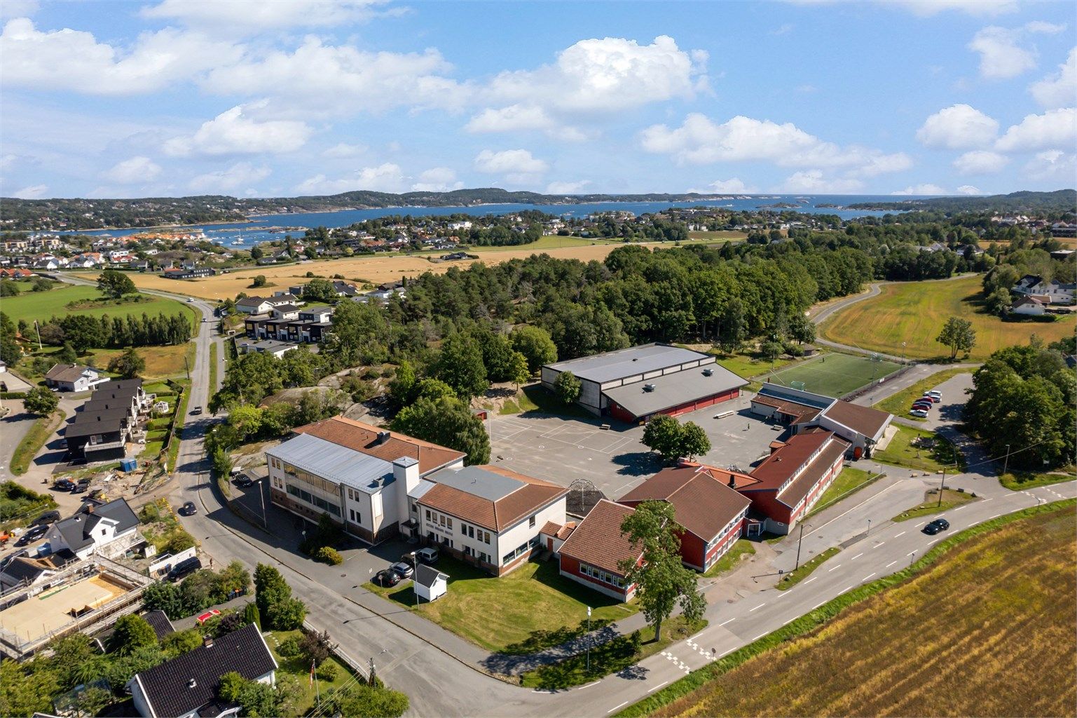 Det er kort vei til både Store Bergan barneskole, barnehager, idrettsanlegg og fritidsaktiviteter.