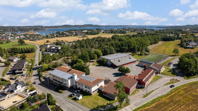 Det er kort vei til både Store Bergan barneskole, barnehager, idrettsanlegg og fritidsaktiviteter.