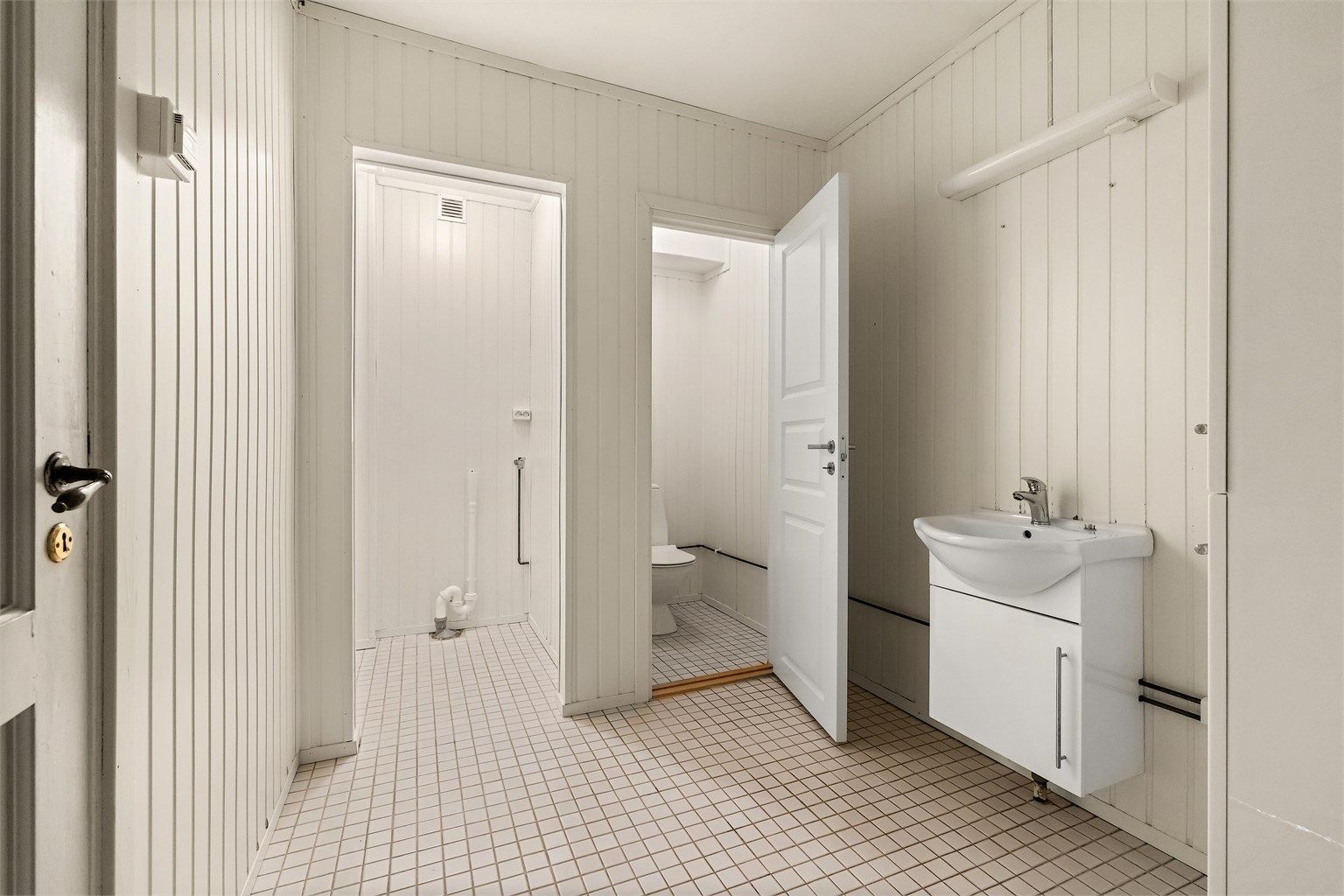 Wc rom og plass for vaskemaskin i bad i leilighet i u.etg. NB! Leilighet er ikke byggemeldt og godkjent og er da ikke godkjent til sitt bruk og varig opphold, dog er lokalet godkjent til kontorlokaler.