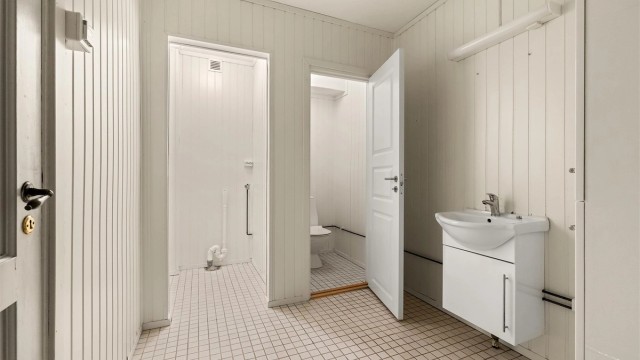 Wc rom og plass for vaskemaskin i bad i leilighet i u.etg. NB! Leilighet er ikke byggemeldt og godkjent og er da ikke godkjent til sitt bruk og varig opphold, dog er lokalet godkjent til kontorlokaler.