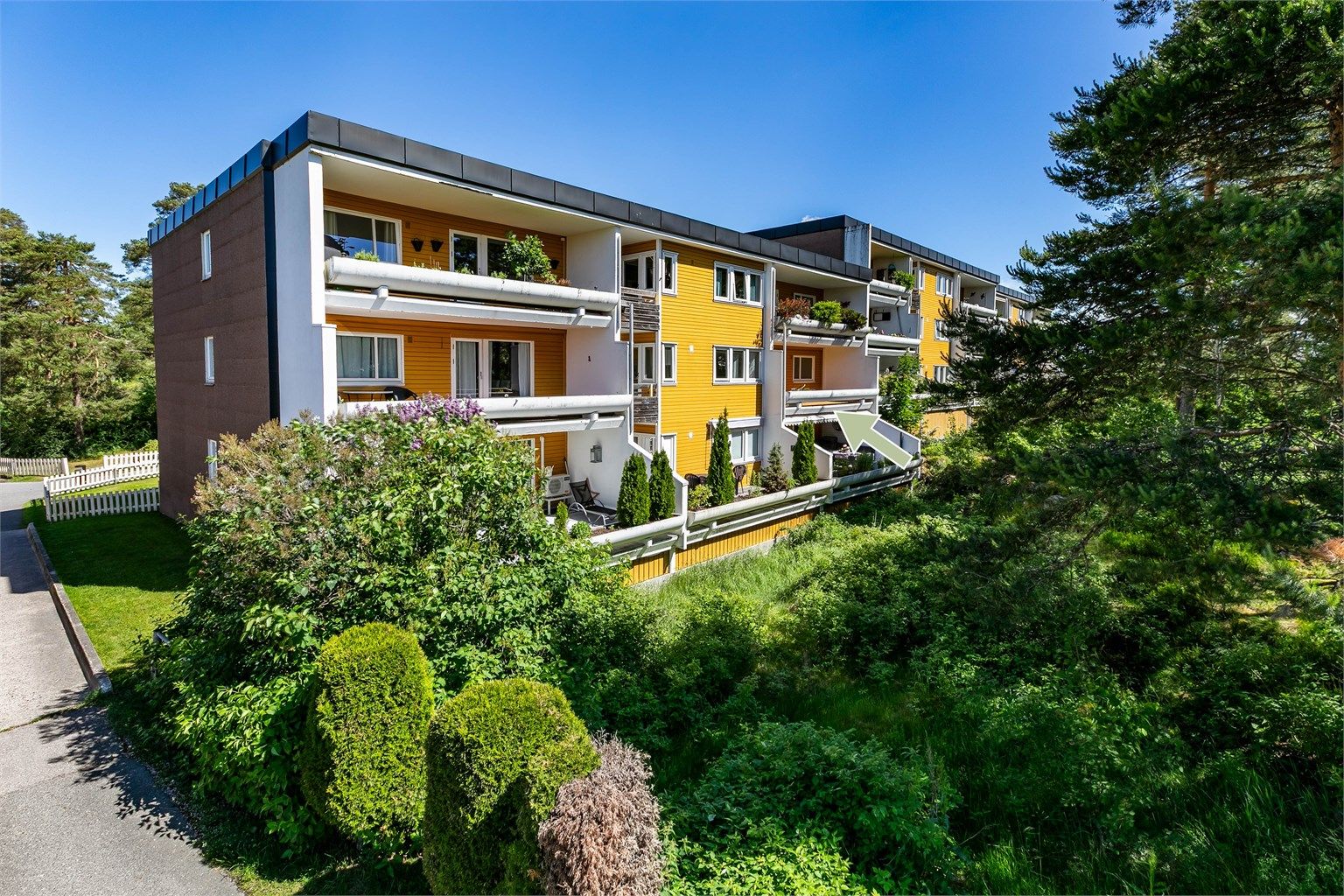 Leiligheten er en del av det veletablerte Solliskogen Borettslag som består av i alt 243 andelsboliger.