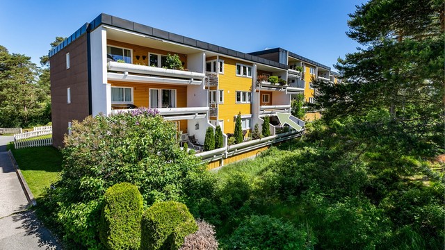 Leiligheten er en del av det veletablerte Solliskogen Borettslag som består av i alt 243 andelsboliger.