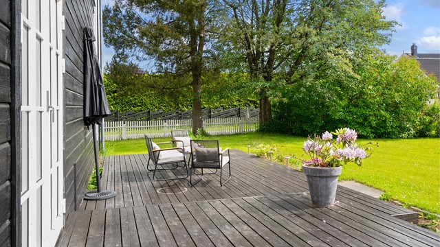 Den store terrassen på 39 m² har god plass til flere sittegrupper.