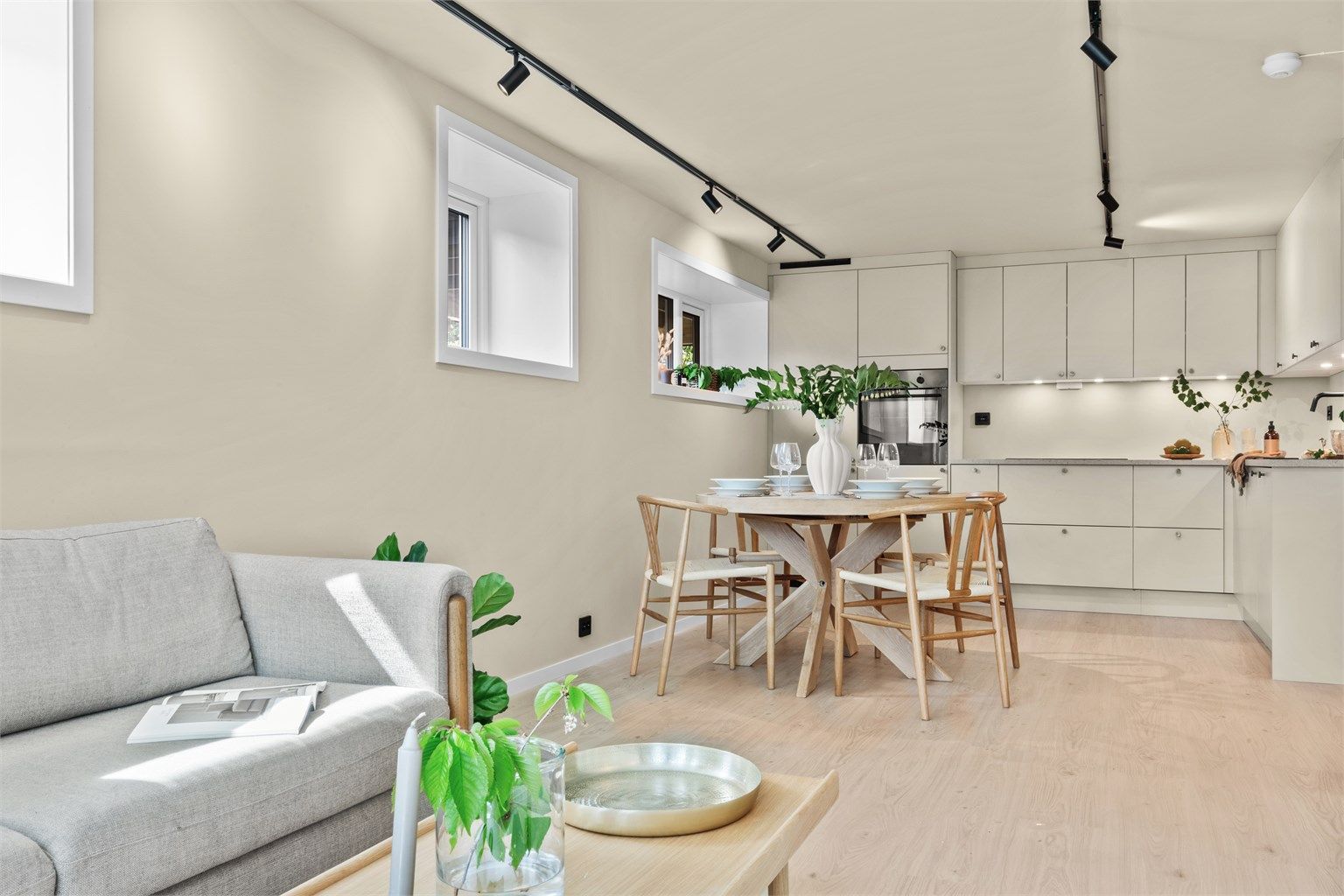 Åpen stue/kjøkken løsning med god plass til spisegruppe. 