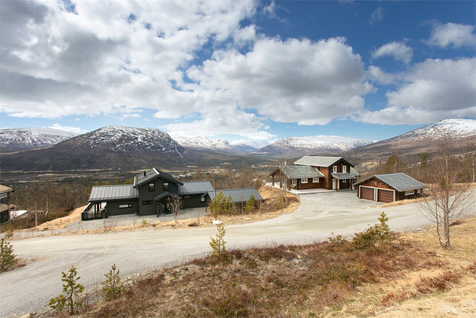 Fra eiendommen er det uhindret utsikt mot Rånakollen og fjellene i retning Dombås.