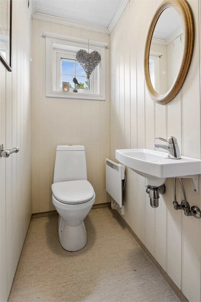 Toalettrommet finner vi vegg-i-vegg med badet, også i tilbygget fra 2007.
