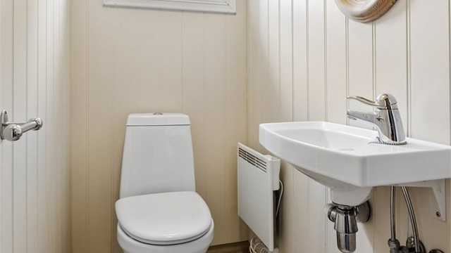 Toalettrommet finner vi vegg-i-vegg med badet, også i tilbygget fra 2007.