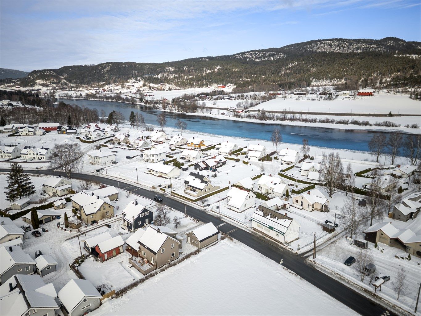 Kort vei til flotte friarealer langs Drammenselva. Gang og sykkelstien langs elva strekker seg fra Mjøndalen forbi Steinberg og til Hokksund.