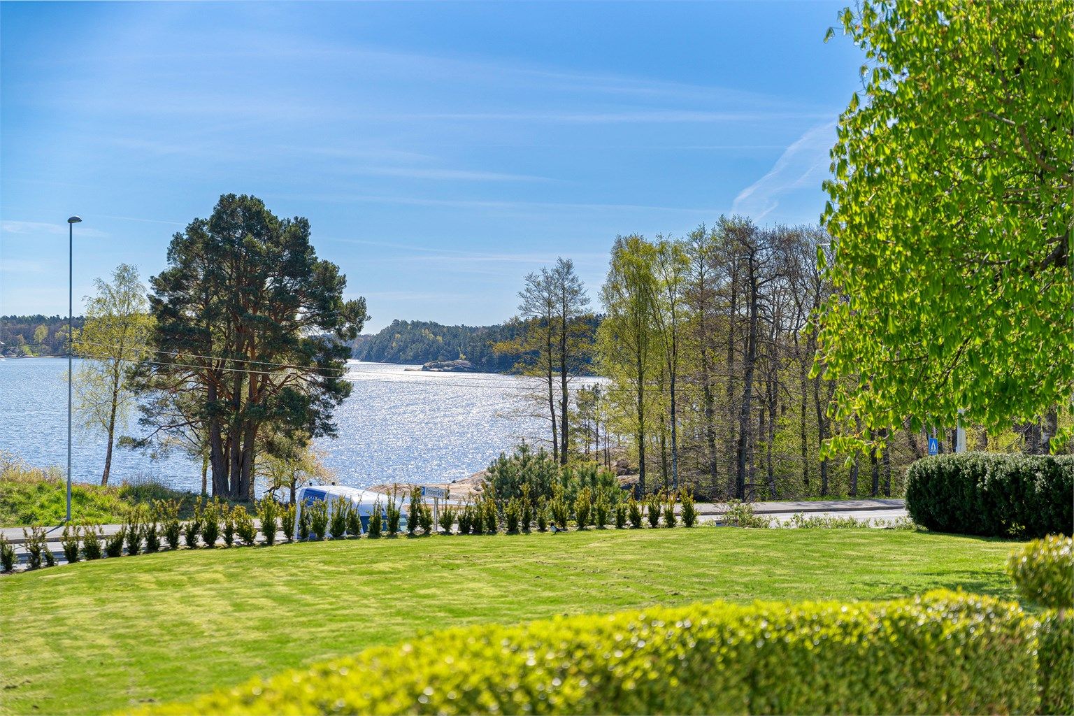 Utsikten mot Kaldvellfjorden fra terrassen.