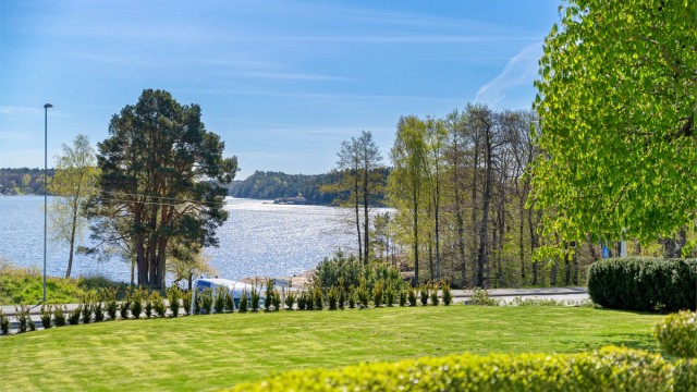 Utsikten mot Kaldvellfjorden fra terrassen.