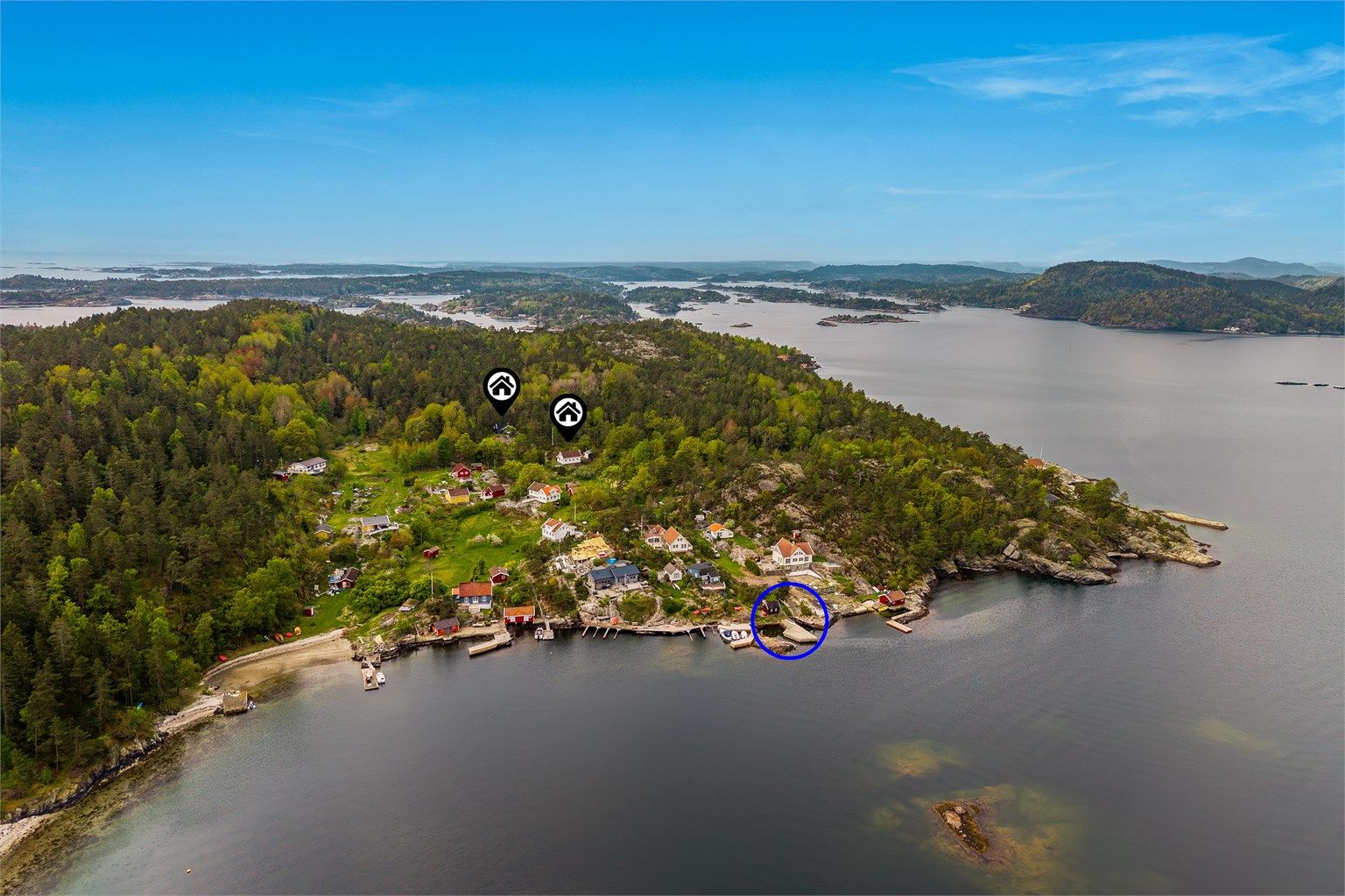 Hyttene med sjøbu og brygge.