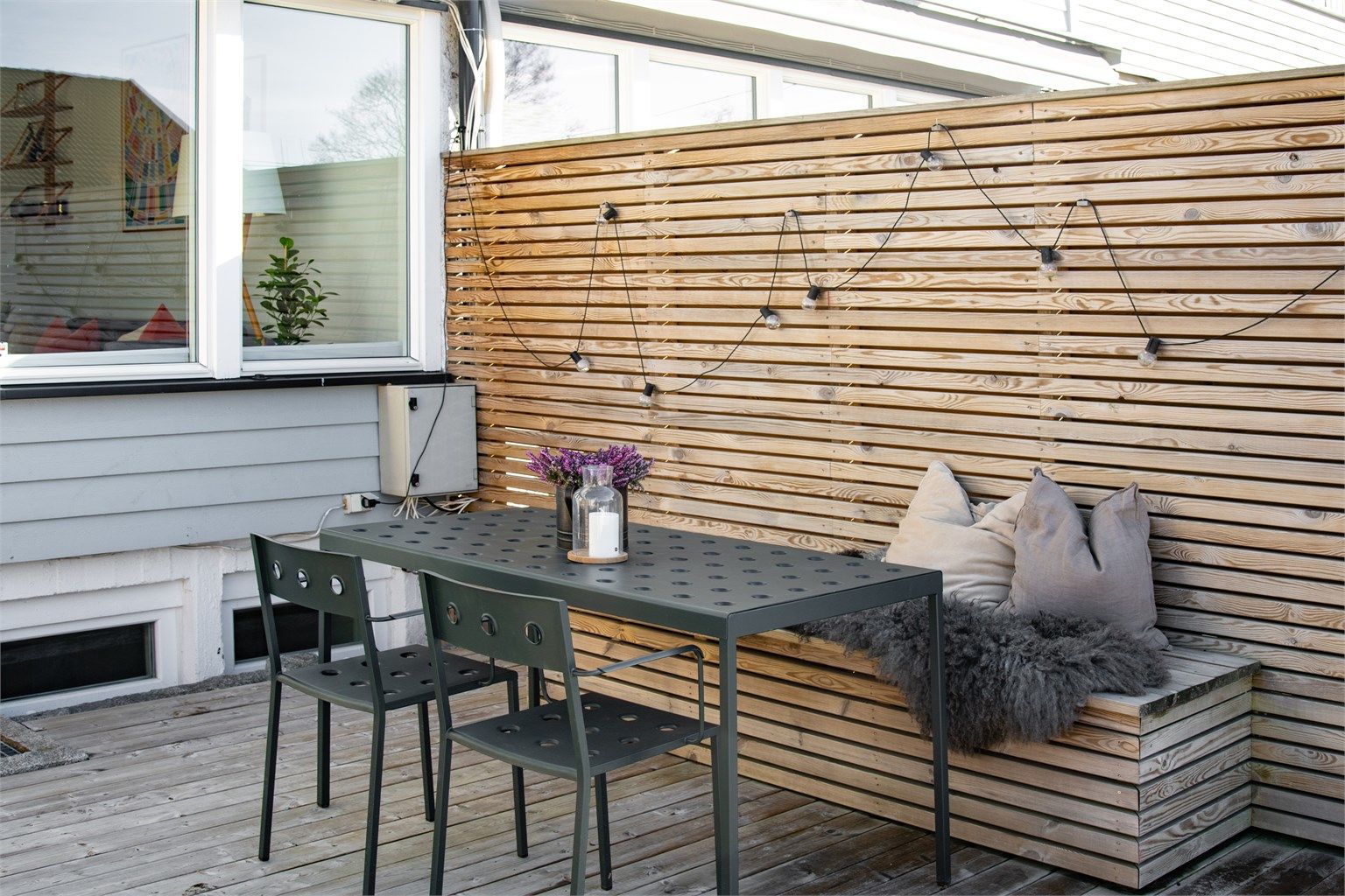Her er det god plass til utemøbler og grill.