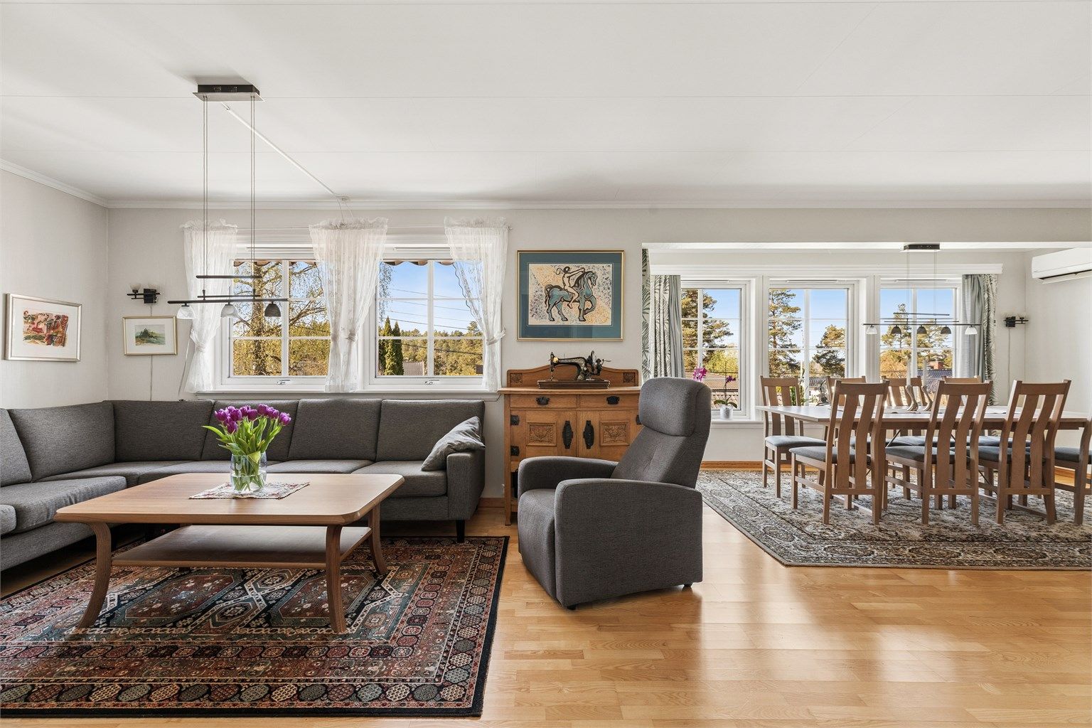 Stuen har god plass til både sofahjørne og en egen spisedel for større selskaper.