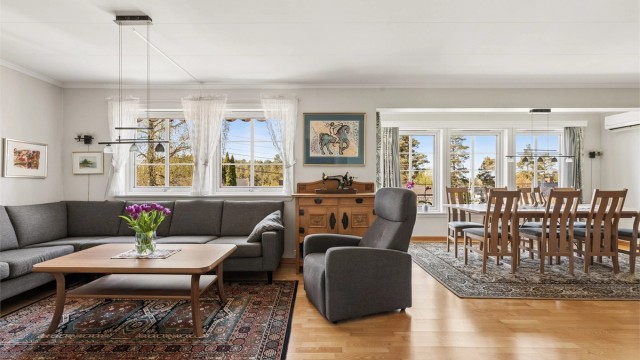 Stuen har god plass til både sofahjørne og en egen spisedel for større selskaper.