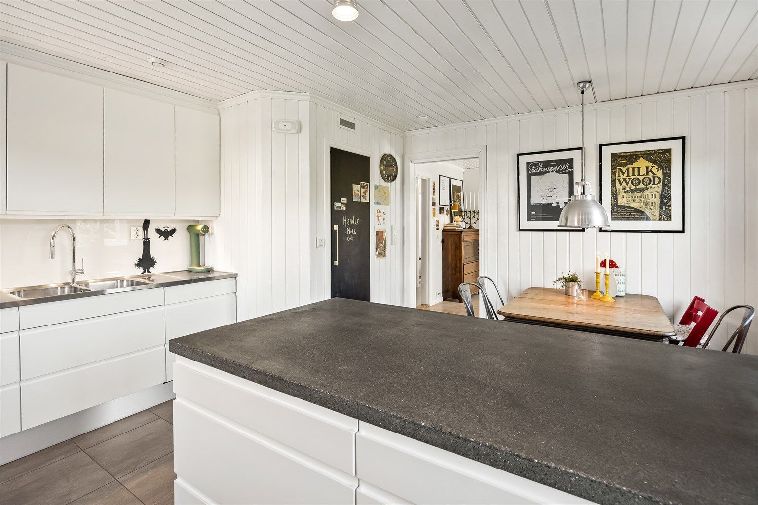 Kjøkkenhalvøya gir rikelig med arbeidsflate og en sosial sone. Innredningen inkluderer integrert oppvaskmaskin og mikrobølgeovn.