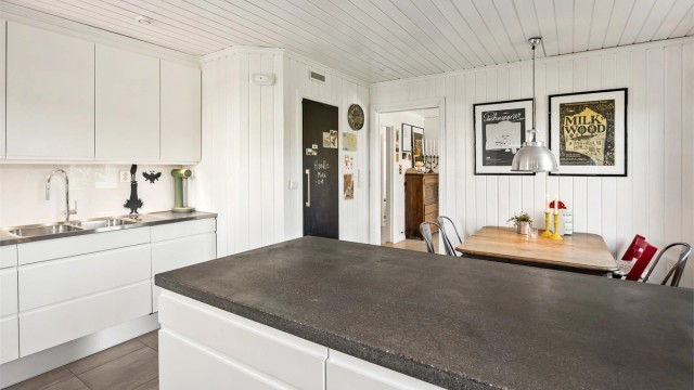 Kjøkkenhalvøya gir rikelig med arbeidsflate og en sosial sone. Innredningen inkluderer integrert oppvaskmaskin og mikrobølgeovn.