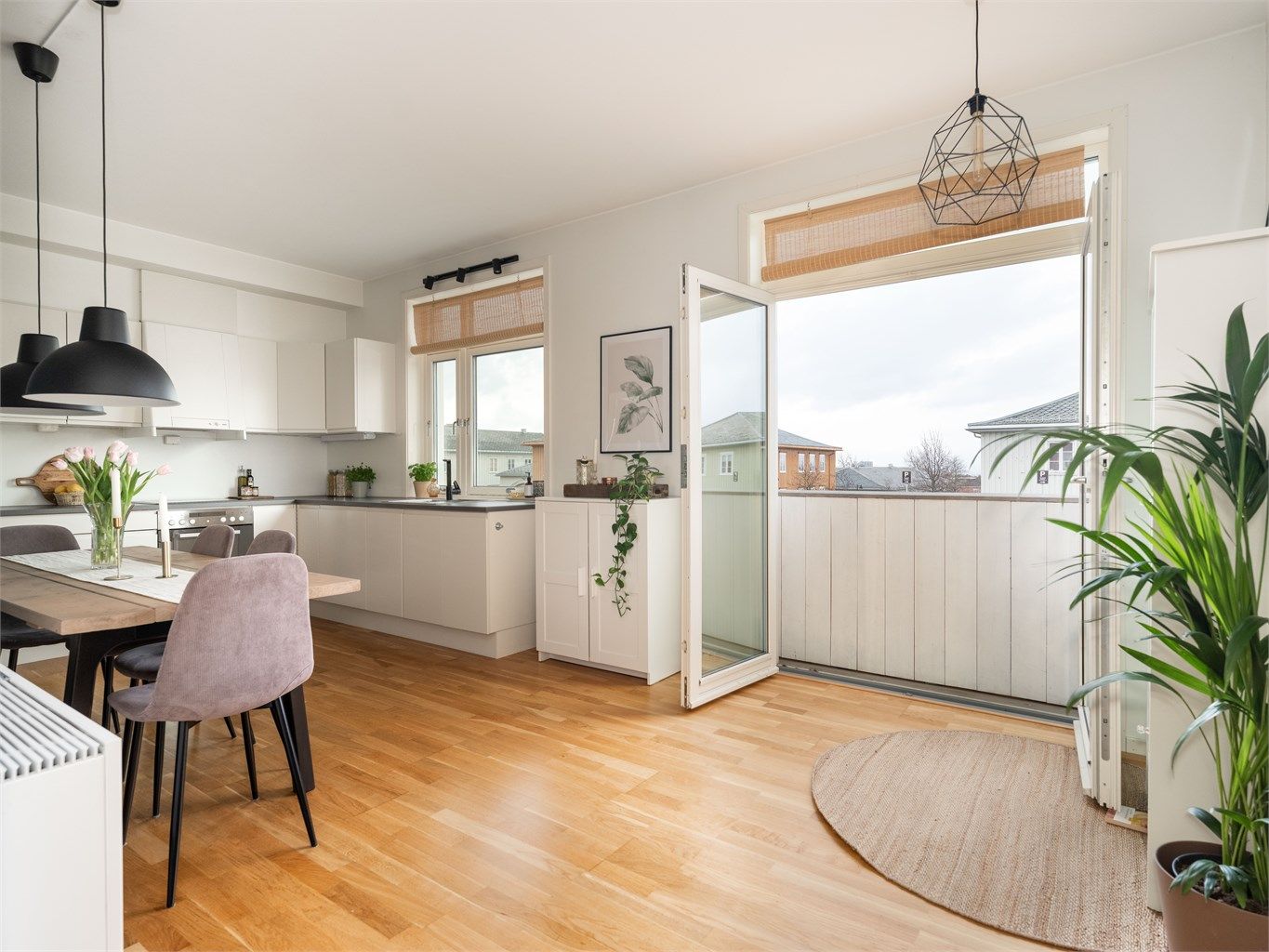 Luftig med utstrakte vindusflater som sikrer rikelig med naturlig dagslys.