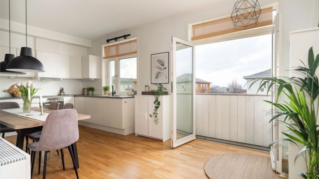 Luftig med utstrakte vindusflater som sikrer rikelig med naturlig dagslys.