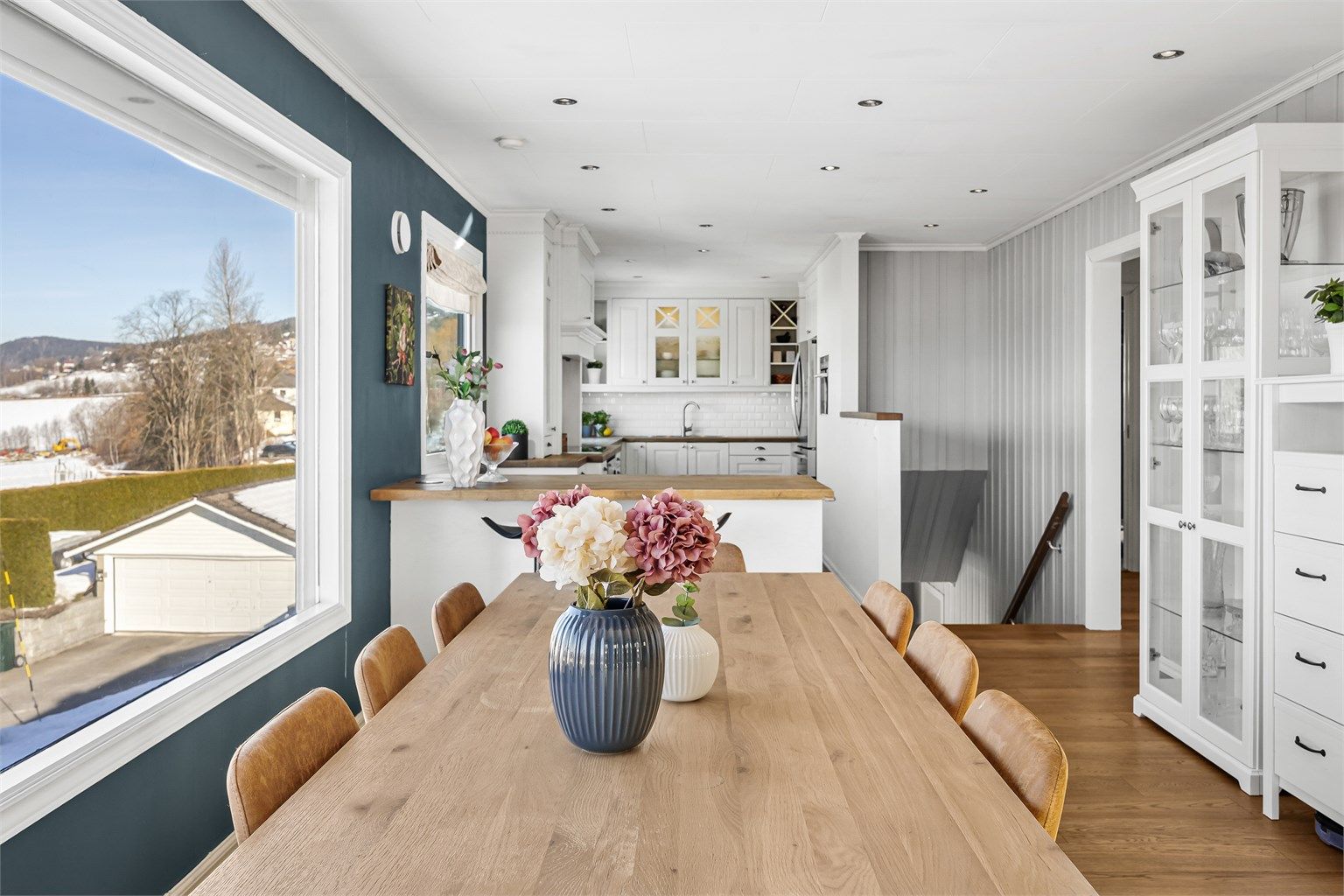 Kjøkkenet er en naturlig integrert del av oppholdsrommet, med enkel tilgang fra spiseplassen.