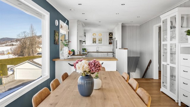 Kjøkkenet er en naturlig integrert del av oppholdsrommet, med enkel tilgang fra spiseplassen.