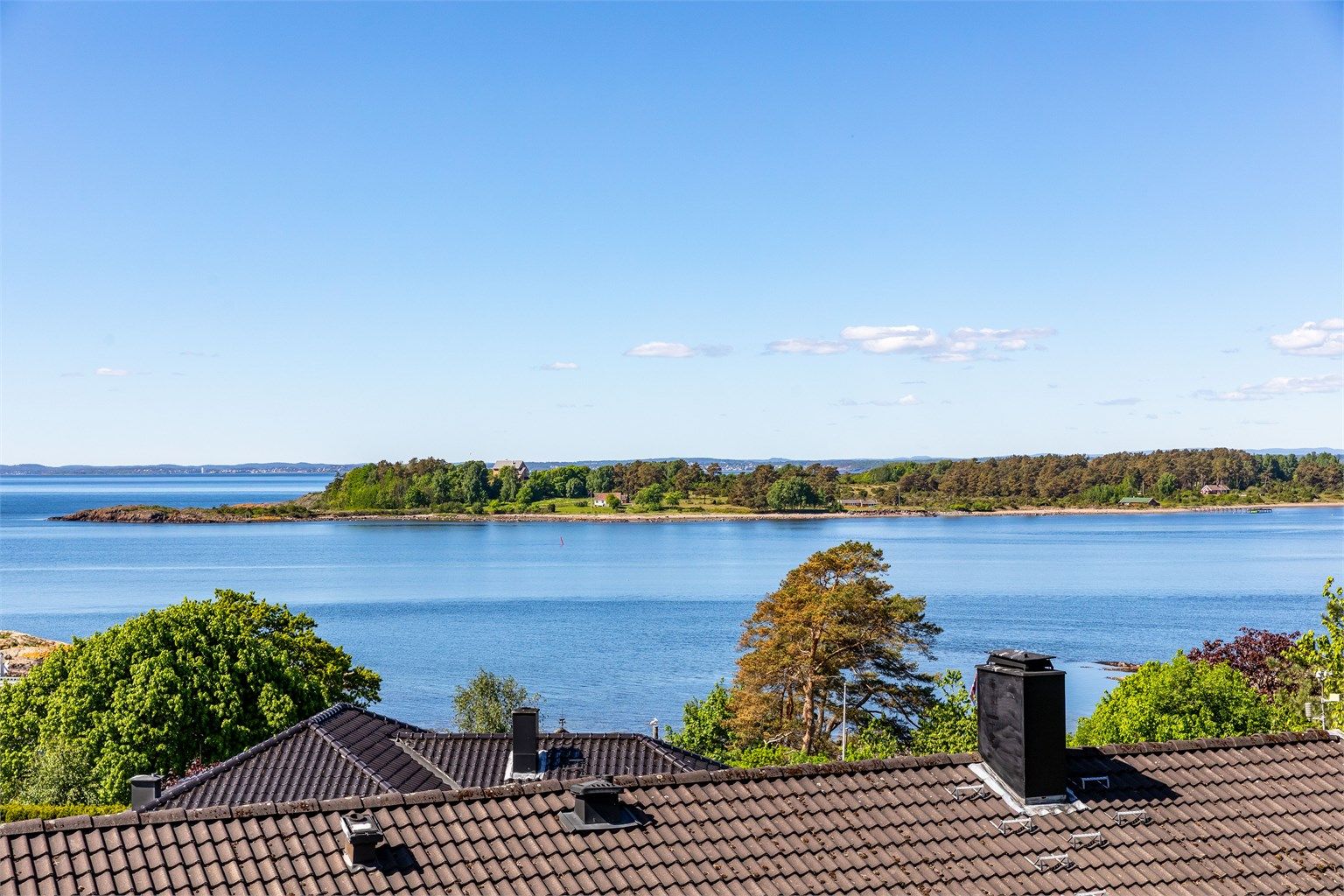 Nydelig utsikt fra balkongen over Larkollsundet til Eldøya, med Oslofjorden og Vestfold i bakgrunnen.