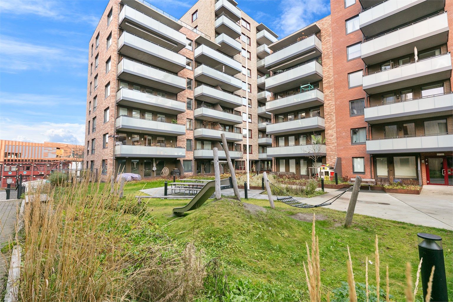 Leiligheten ligger sentralt på Lørenskog med gangavstand til alt du måtte trenge i hverdagen.