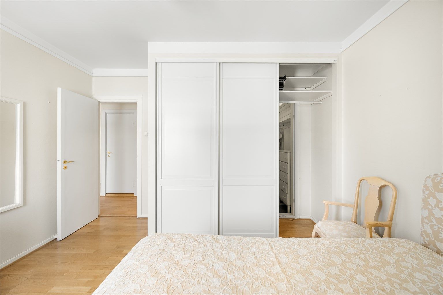 På soverommet er det en stor og praktisk skyvedørsgarderobe med adkomst til kleskott.