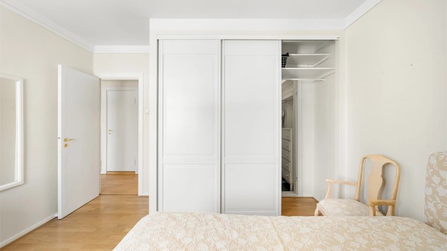 På soverommet er det en stor og praktisk skyvedørsgarderobe med adkomst til kleskott.