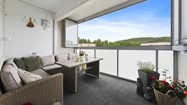 Vestvendt balkong på ca. 9 kvm med plass til det man måtte trenge av hagemøbler.