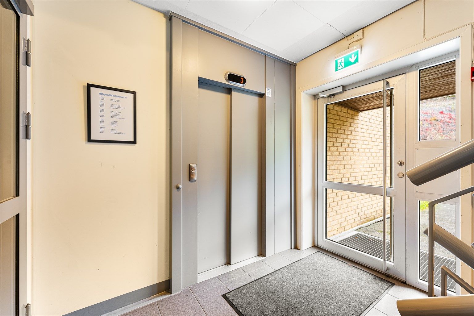 Felles inngangsparti og heis ned til garasjeanlegget. Leiligheten ligger i samme etasje som inngangspartiet