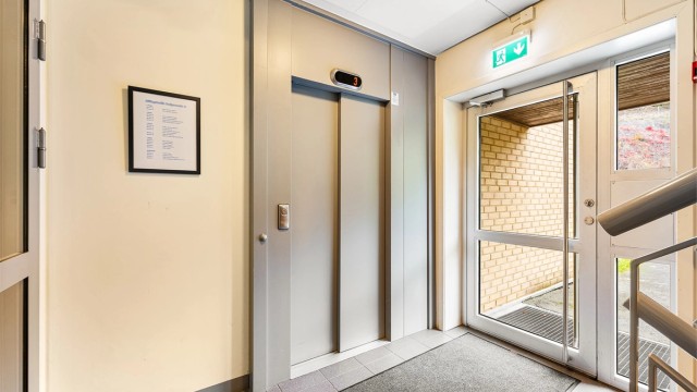 Felles inngangsparti og heis ned til garasjeanlegget. Leiligheten ligger i samme etasje som inngangspartiet