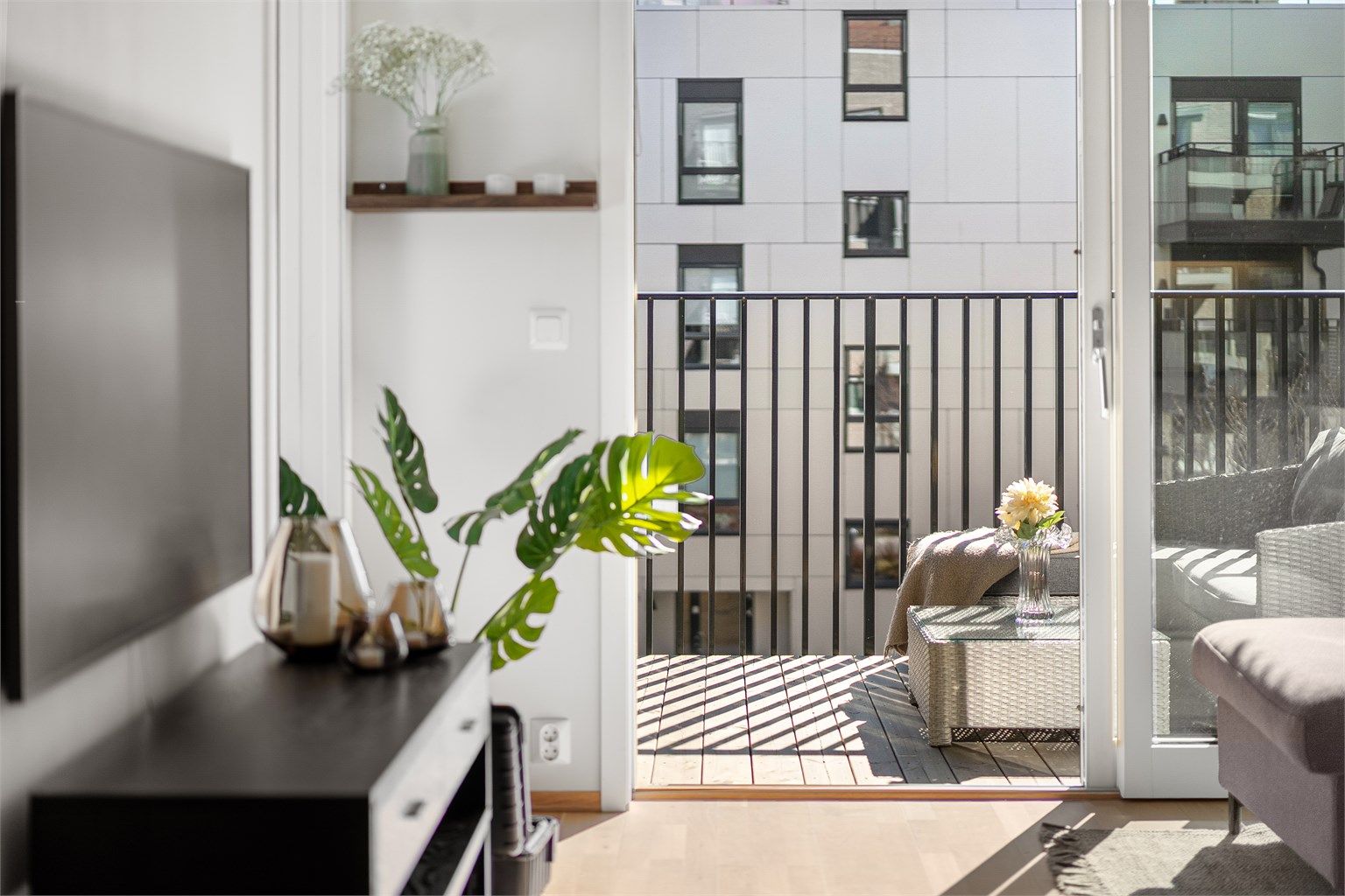 Skyvedør fra stuen ut til balkongen.