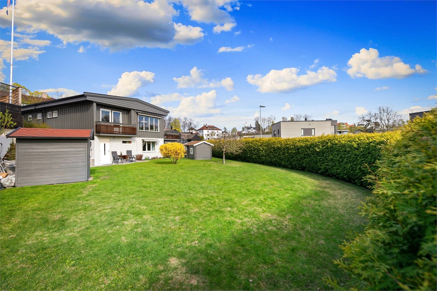 Boligen går over 2 store plan og byr på en gjennomgående god planløsning. I tillegg er det godkjent hybel med gode utleiemuligheter