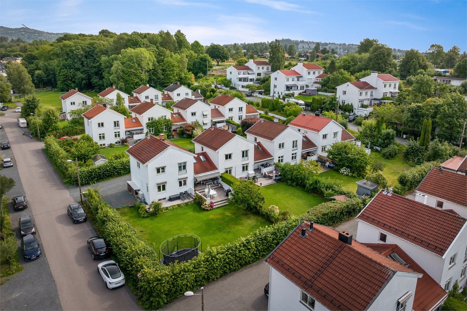 Eiendommen ligger i en rolig og barnevennlig blindvei på populære Eiksmarka.
Foto: [Fotograf eller fotofirma]