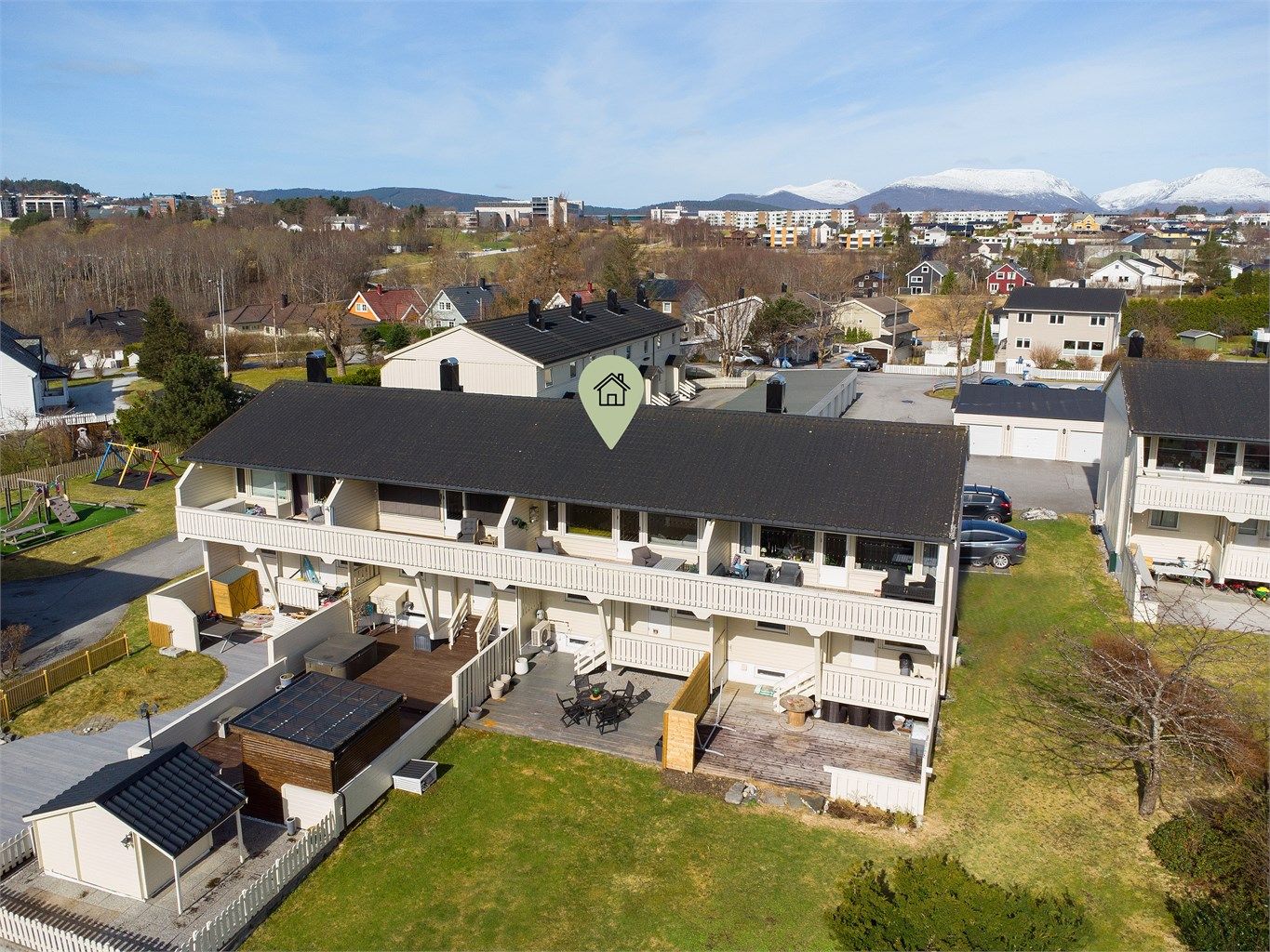 Dronebilde over eiendommen og nærområdet.