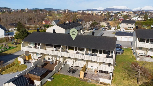 Dronebilde over eiendommen og nærområdet.