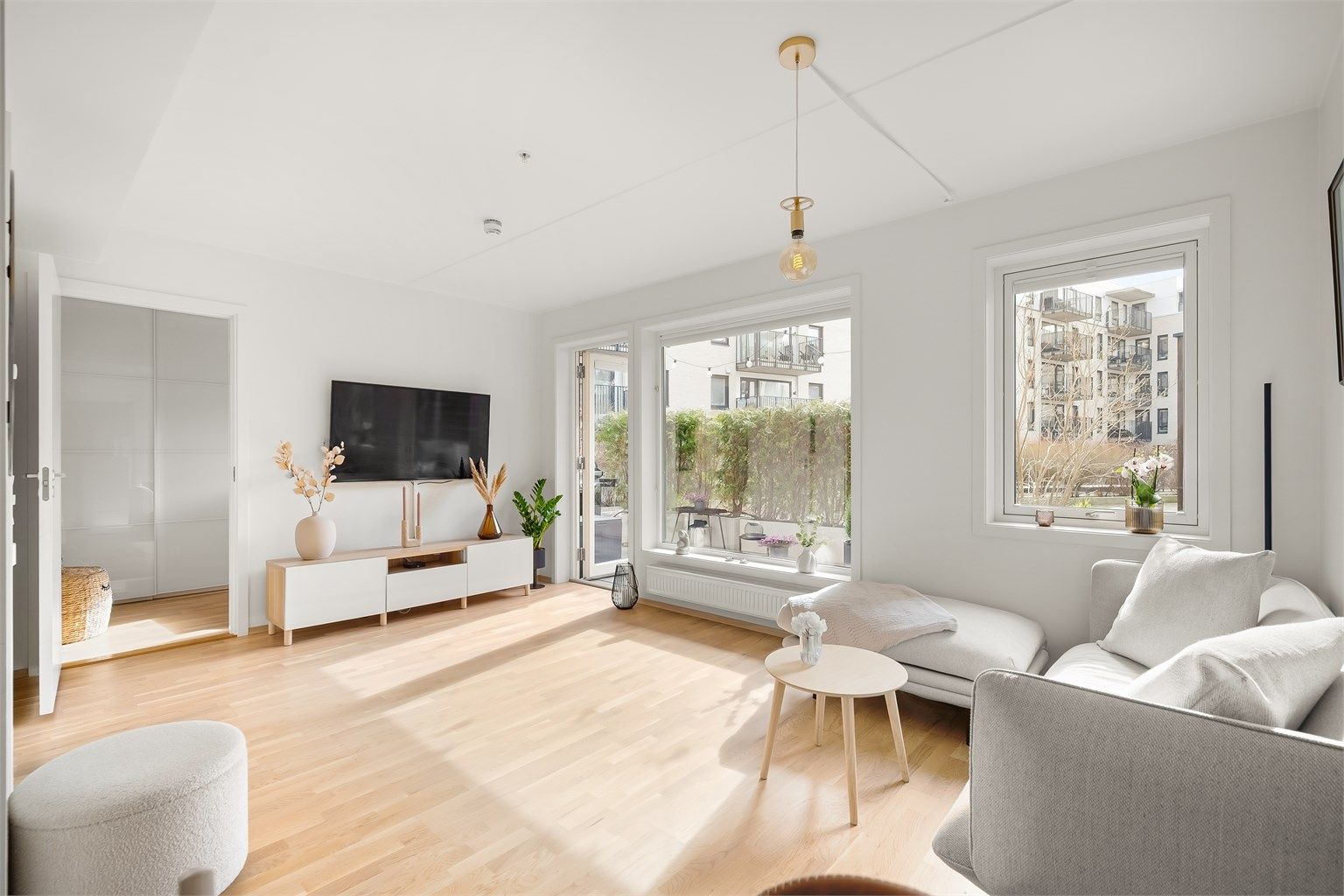  Charlotte Lunde v/Krogsveen har gleden av å presentere en flott og attraktiv 3-roms selveierleilighet på populære Ensjø! Foto: Martine Eren Studio