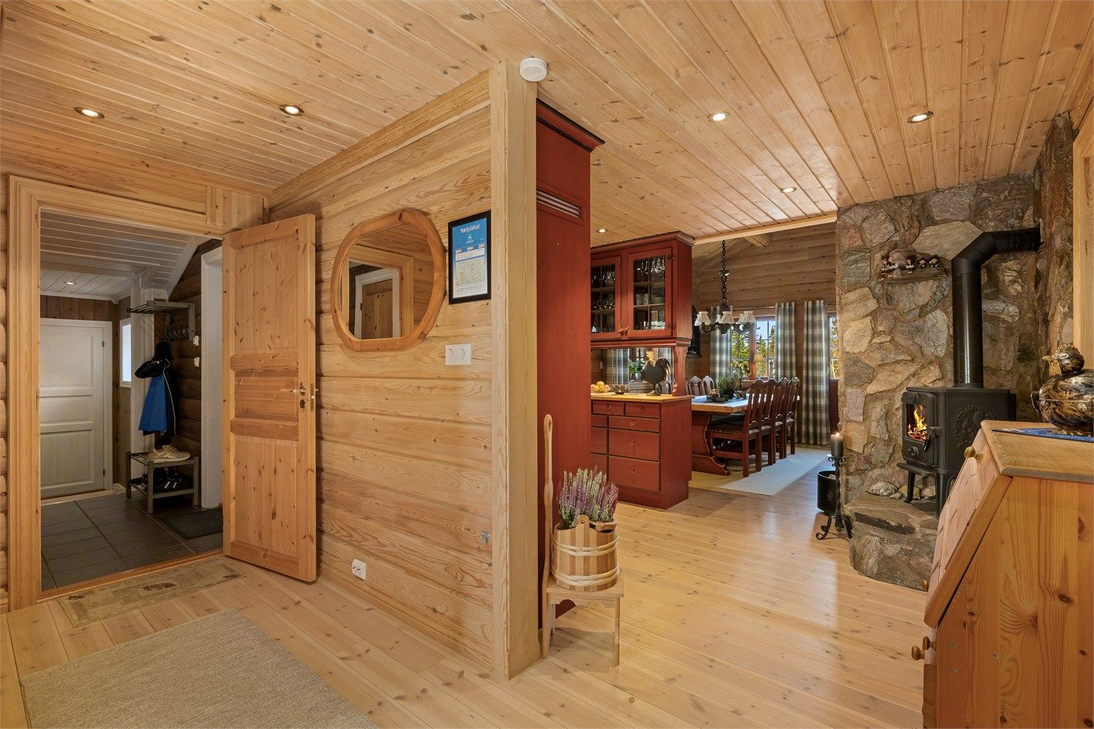 Heltre gulvbord binder sammen stue, spisestue og kjøkken til en helhet.