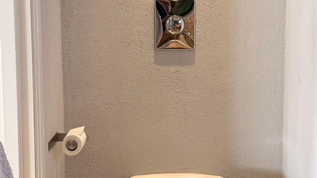 Veggmontert toalett bidrar til et stilrent uttrykk og enklere renhold