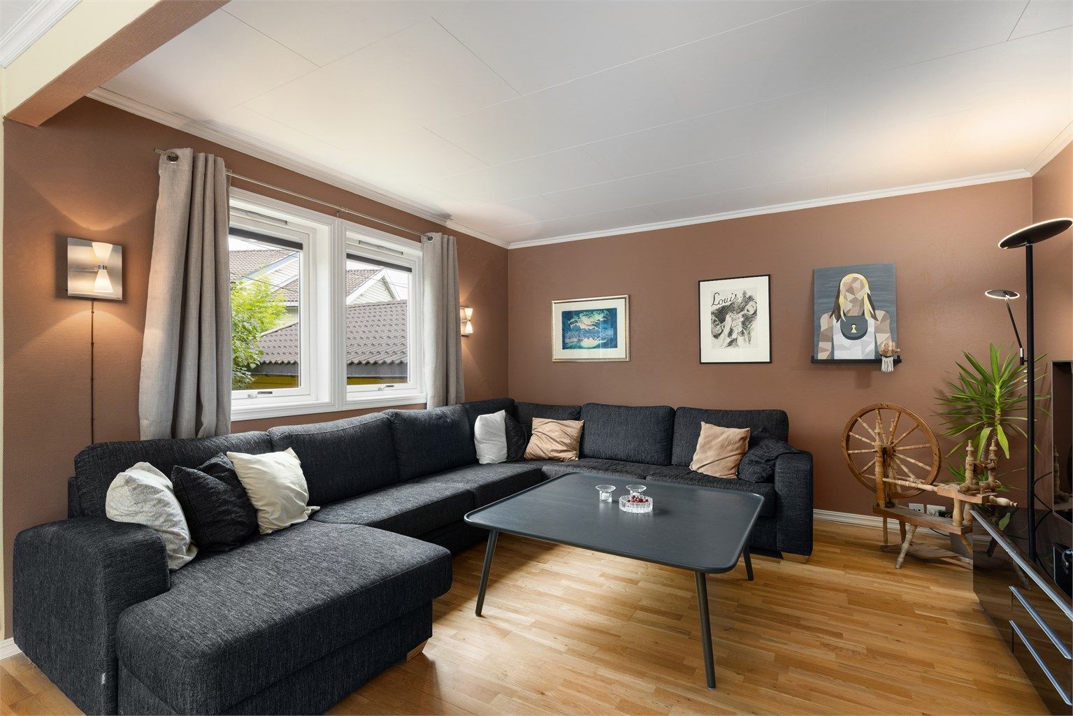 Stuen er lys og romslig med store vindusflater og gode møbleringsmuligheter.