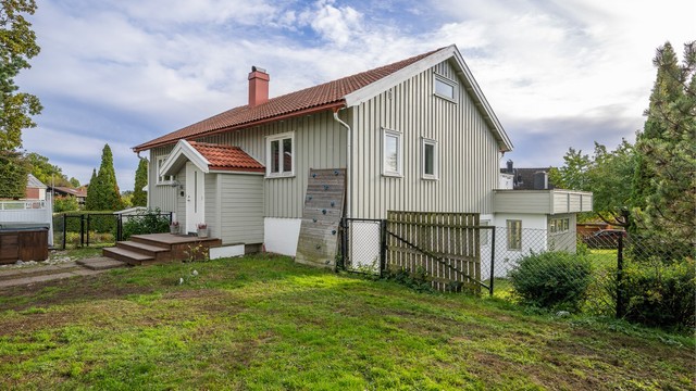 Hageområdet er rammet inn med gjerde.