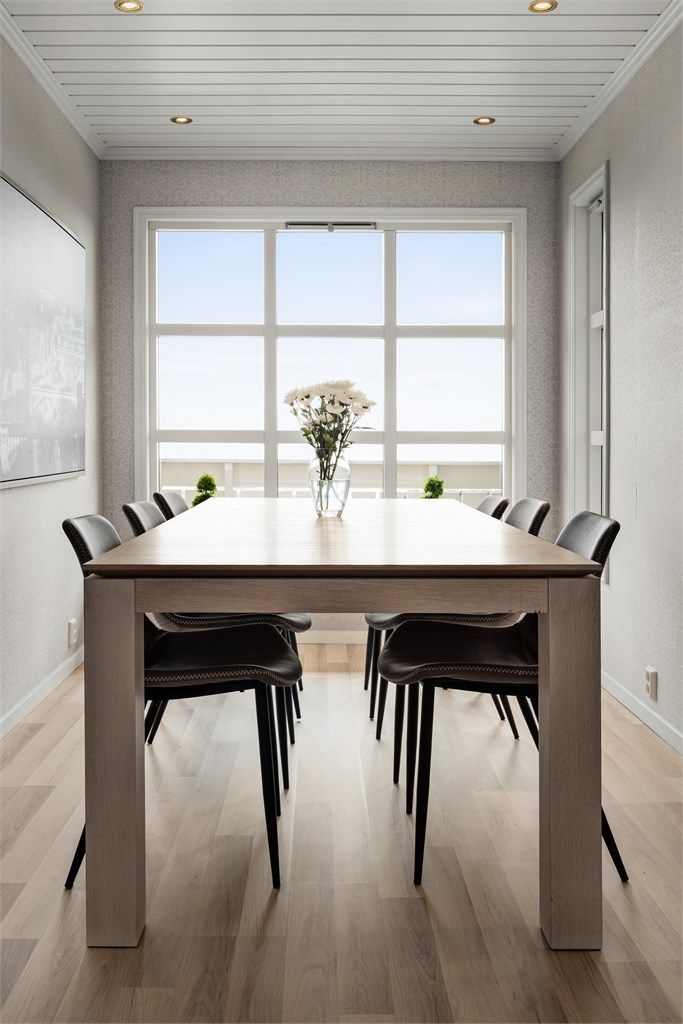 Plass til spisebord og downlights i himlingen. Det foreligger ingen søknad i forbindelse med at deler av overbygget terrasse ble innlemmet som spisestue.