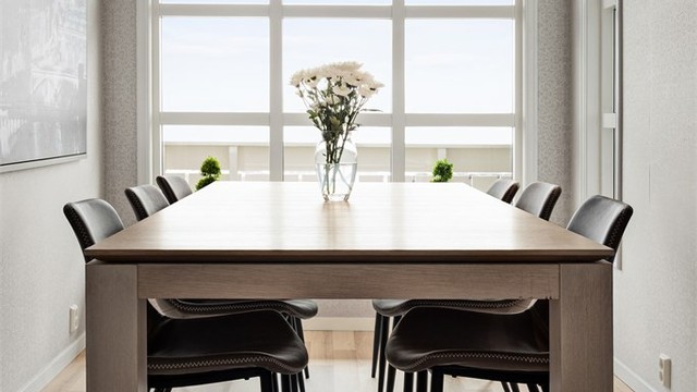 Plass til spisebord og downlights i himlingen. Det foreligger ingen søknad i forbindelse med at deler av overbygget terrasse ble innlemmet som spisestue.