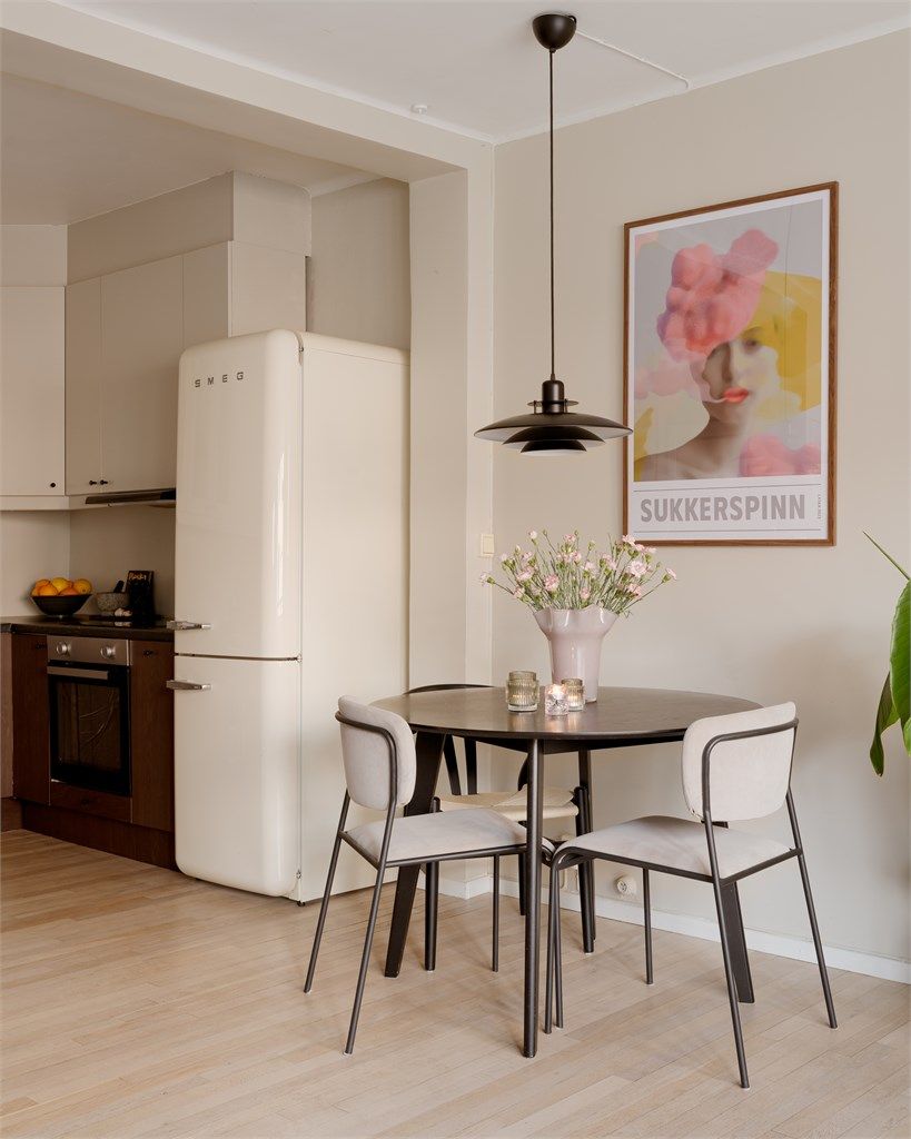 I forlengelsen av kjøkkenet er det god plass til en hyggelig spisesone. Har du en ileggsplate på lur kan du fint dekke til langbord her!