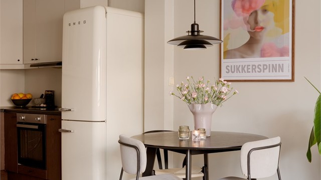 I forlengelsen av kjøkkenet er det god plass til en hyggelig spisesone. Har du en ileggsplate på lur kan du fint dekke til langbord her!