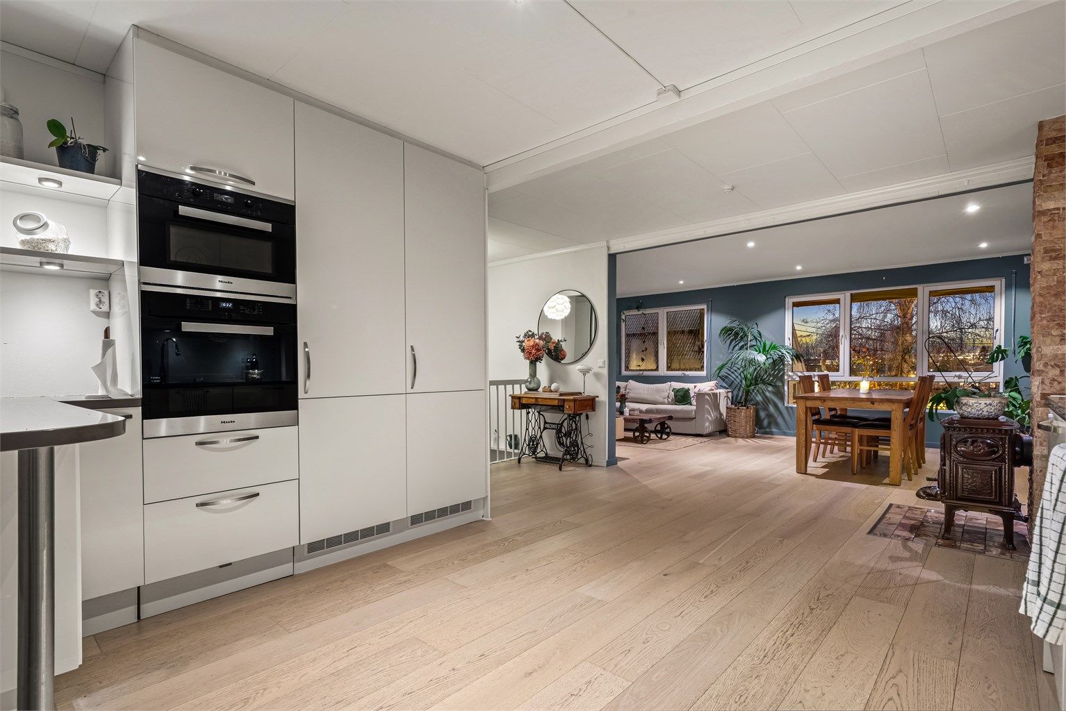 
I 1. etasje finner du en lys og romslig stue, spisestue og kjøkken i åpen løsning. Et herlig rom med store vindusflater. Foto: Oh Shots